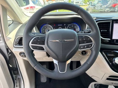Used 2024 Chrysler Pacifica Touring-L FWD image 19