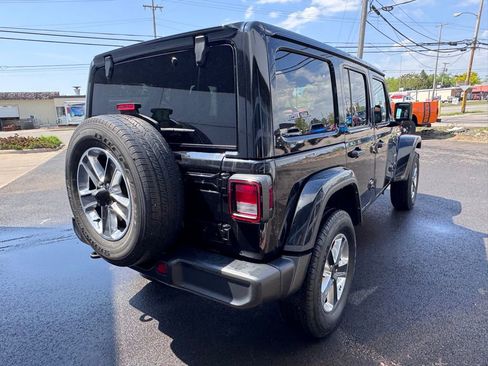 Used 2023 Jeep Wrangler Unlimited Sahara AWD/4WD image 7