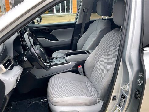 Used 2020 Toyota Highlander LE image 24