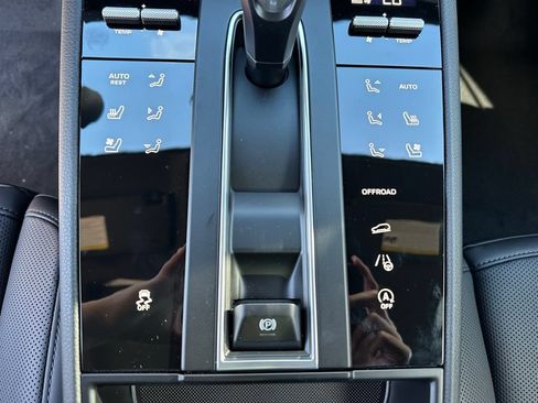 Certified 2026 Porsche Macan AWD/4WD image 24