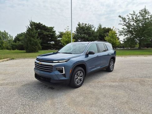 Used 2024 Chevrolet Traverse LT FWD image 1
