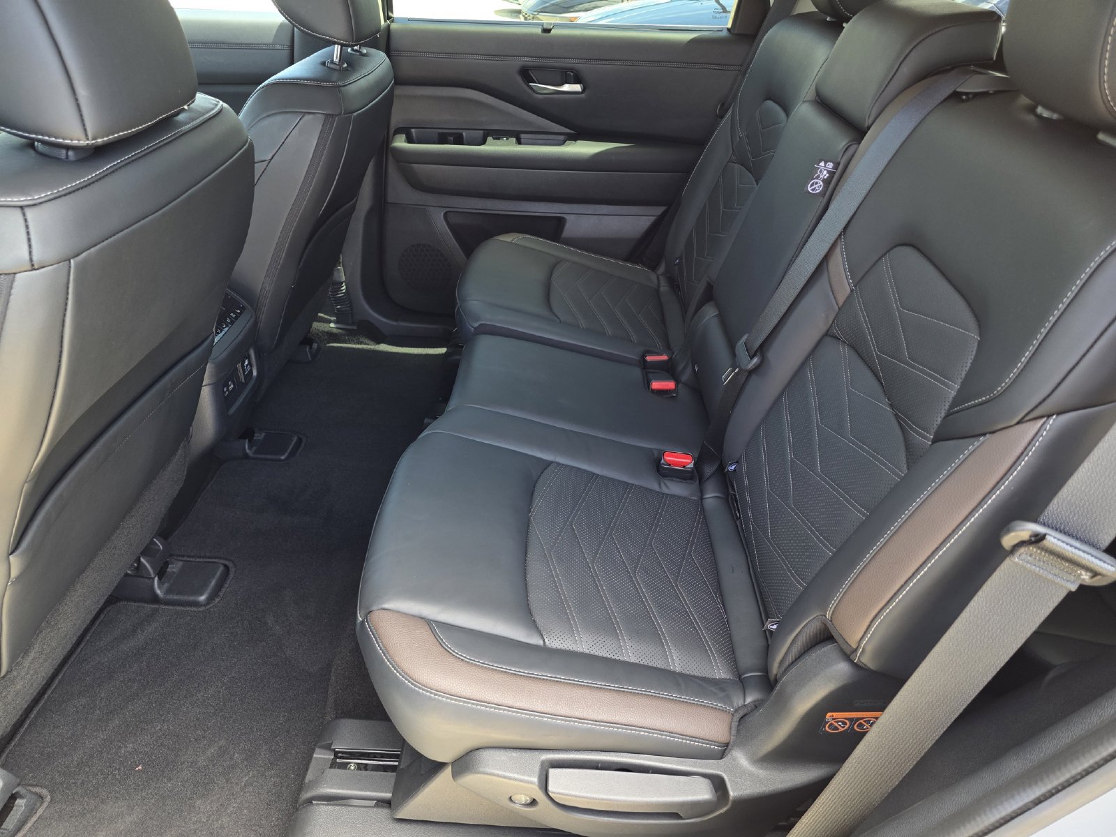 Used 2024 Nissan Pathfinder Platinum w/ Cargo Package AWD/4WD image 17
