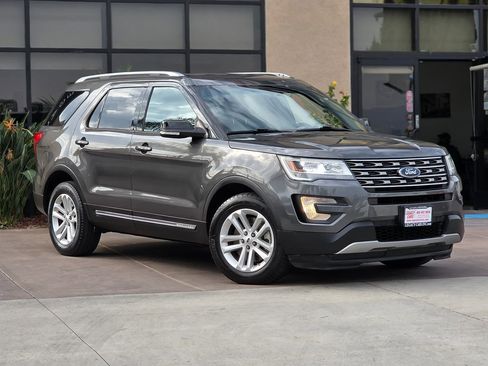 Used 2016 Ford Explorer XLT w/ Equipment Group 202A image 3