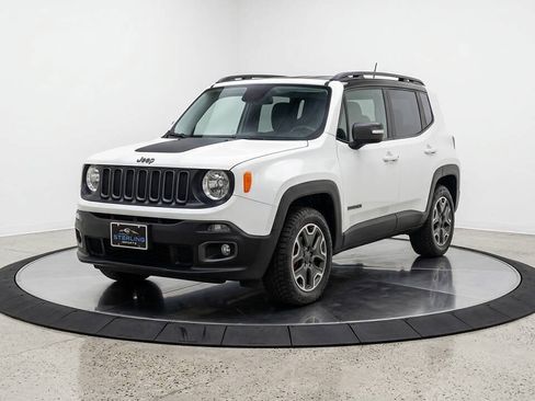 Used 2017 Jeep Renegade Latitude w/ Popular Equipment Group AWD/4WD image 2