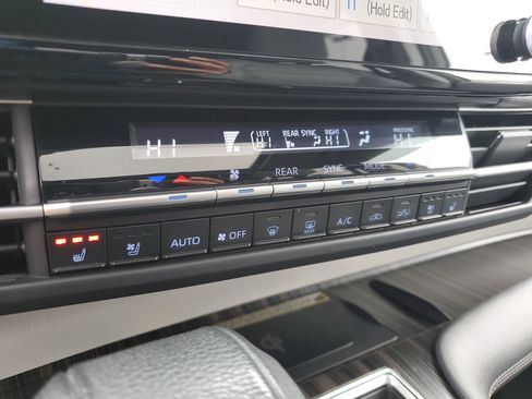 Used 2022 Toyota Sienna Limited image 31