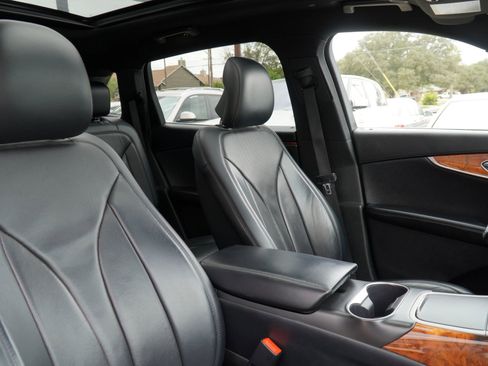 Used 2019 Lincoln Nautilus Reserve w/ Driver Assistance Package image 18