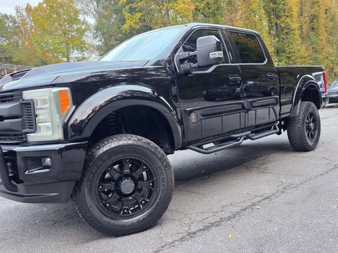 Used 2017 Ford F250 Lariat w/ Lariat Ultimate Package AWD/4WD image 4