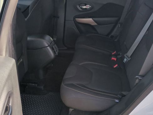 Used 2018 Jeep Cherokee Latitude w/ Cold Weather Group image 23