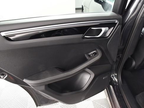 Used 2021 Porsche Macan image 25