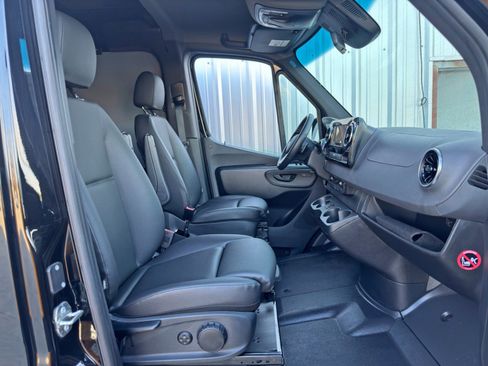 Used 2024 Mercedes-Benz Sprinter 2500 image 15