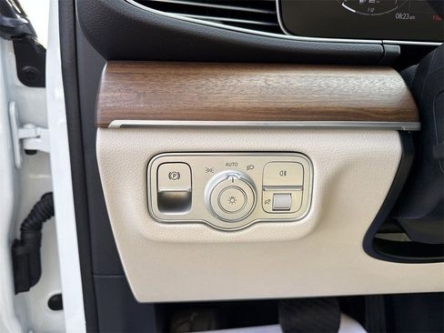 Certified 2025 Mercedes-Benz GLE 450e 4MATIC image 26