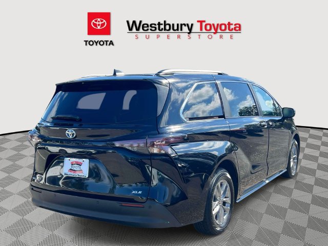 Certified 2025 Toyota Sienna XLE FWD image 6