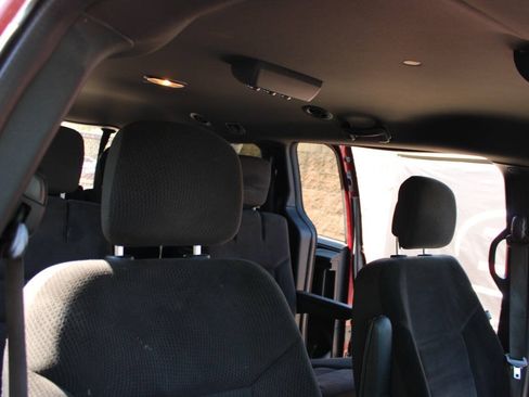 Used 2018 Dodge Grand Caravan SE FWD image 18