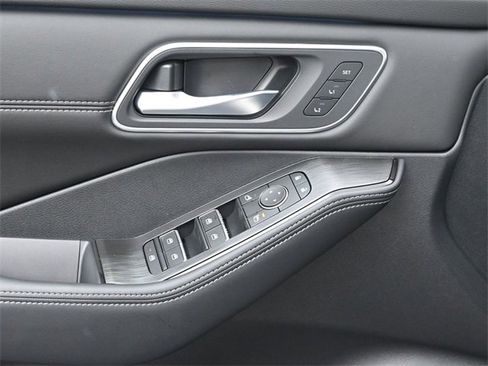 New 2025 Nissan Rogue Platinum w/ Platinum Premium Package image 17