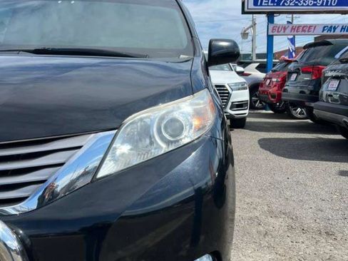 Used 2017 Toyota Sienna XLE w/ XLE Navigation Package image 4