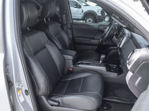 Used 2019 Toyota Tacoma TRD Sport image 41