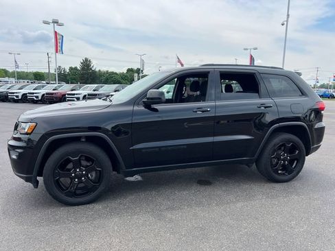 Used 2018 Jeep Grand Cherokee Laredo AWD/4WD image 3
