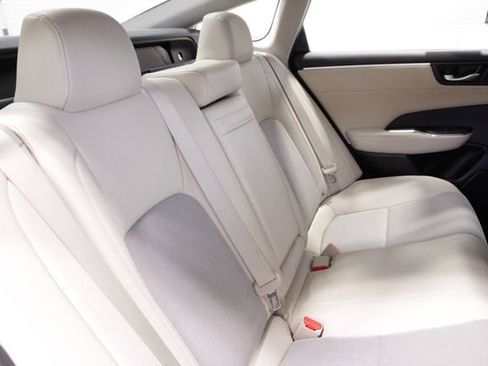 Used 2018 Honda Clarity Plug-In Hybrid image 16