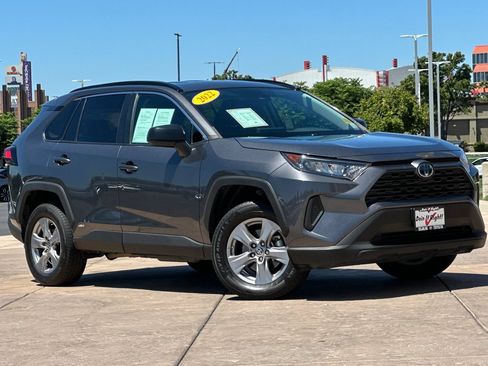 Certified 2022 Toyota RAV4 LE AWD/4WD image 2