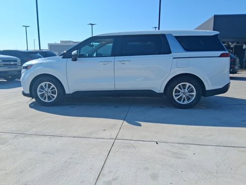 Used 2024 Kia Carnival LX image 8