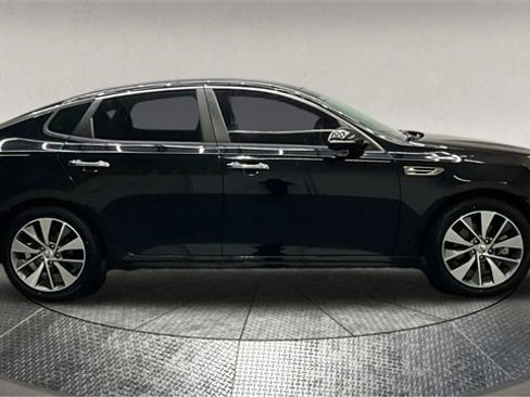 Used 2018 Kia Optima S w/ 18" Alloy Wheels Package image 9