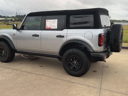 Used 2023 Ford Bronco Badlands image 5