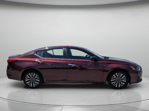 Used 2025 Nissan Altima 2.5 SV FWD image 9