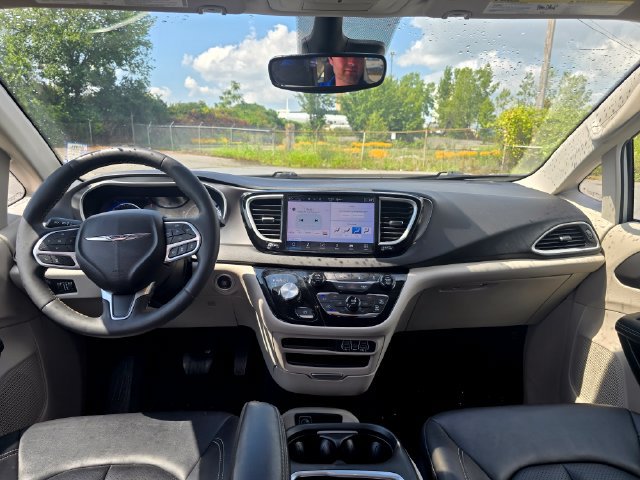 Used 2024 Chrysler Pacifica Touring-L FWD image 17