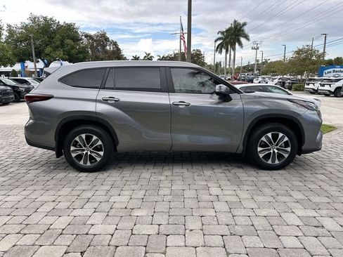 Used 2025 Toyota Highlander XLE FWD image 14