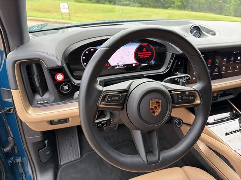 Used 2024 Porsche Cayenne S AWD/4WD image 17