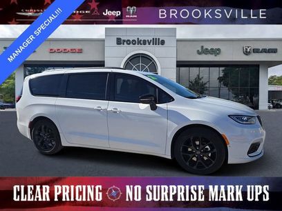 New 2026 Chrysler Pacifica Select w/ S Appearance Package