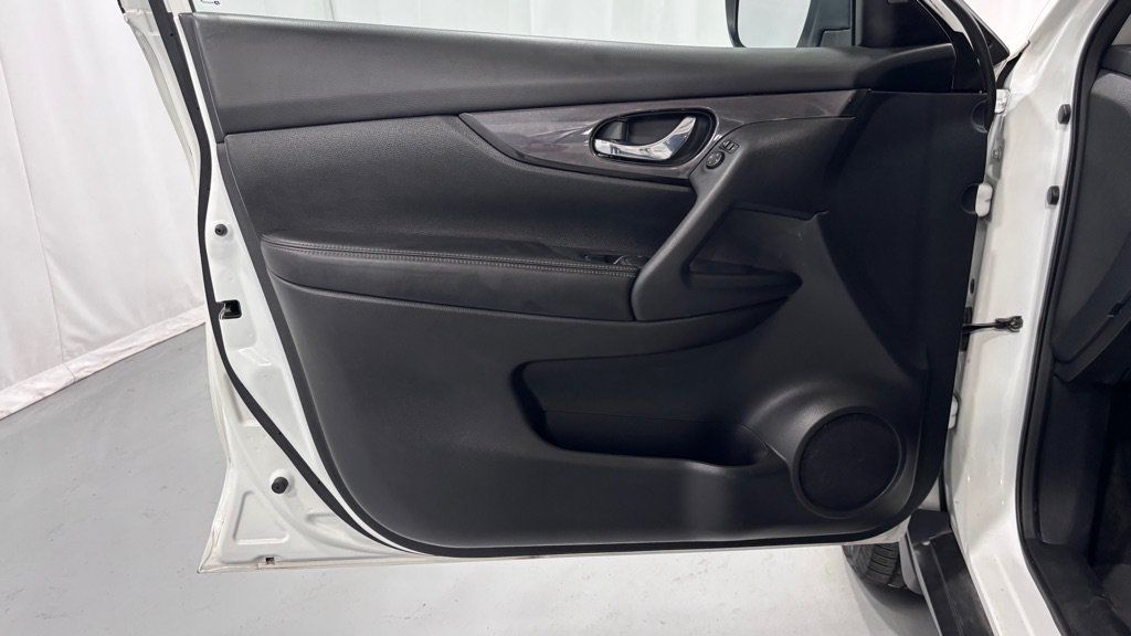 Used 2018 Nissan Rogue SV AWD/4WD image 16