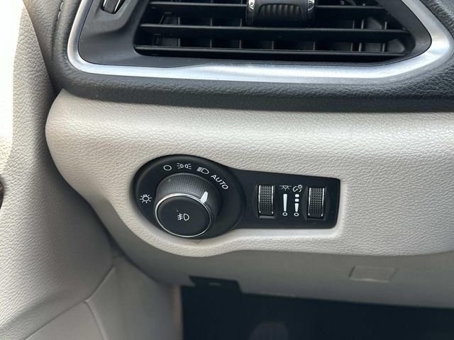 Used 2021 Chrysler Pacifica Limited AWD/4WD image 20