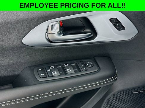 New 2026 Chrysler Pacifica Limited w/ Uconnect Theater Family Group image 20