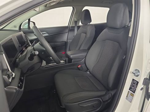 Used 2023 Kia Sportage LX image 16