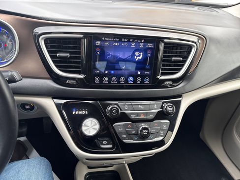 Used 2017 Chrysler Pacifica Touring-L image 16