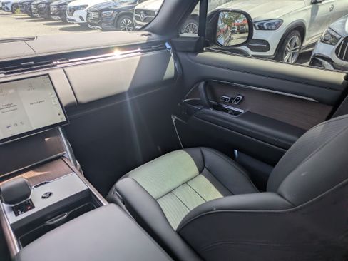 Used 2025 Land Rover Range Rover SE AWD/4WD image 16