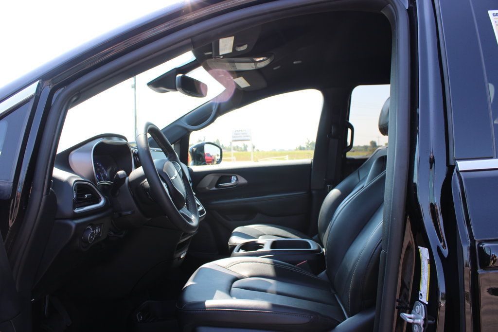 Used 2025 Chrysler Pacifica Select FWD image 22