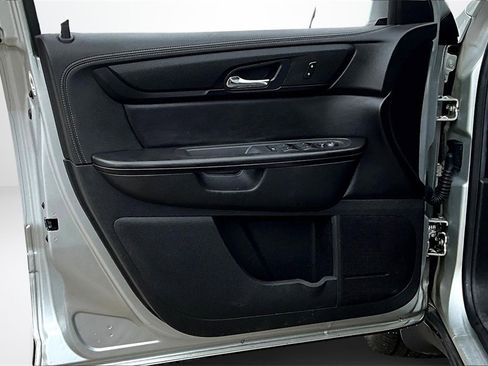 Used 2017 Chevrolet Traverse LT w/ Style and Technology Package image 20