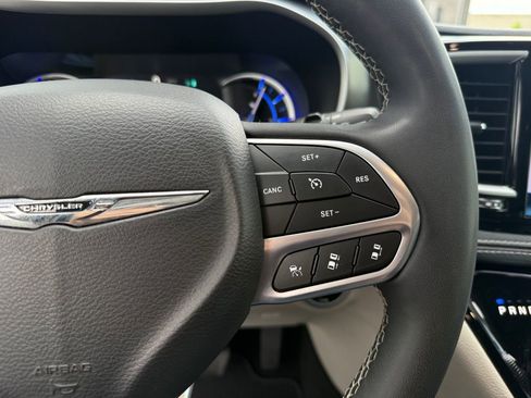 Used 2024 Chrysler Pacifica Limited FWD image 29