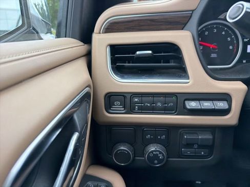 Used 2021 Chevrolet Suburban Premier w/ Premium Package RWD image 12
