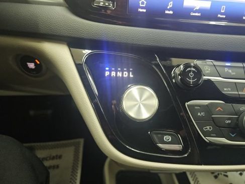 Used 2023 Chrysler Pacifica Touring-L FWD image 20