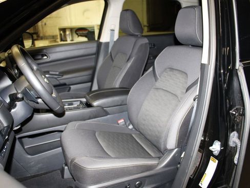 Used 2025 Nissan Pathfinder SV image 26