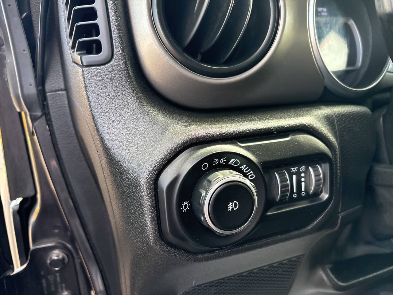 Used 2018 Jeep Wrangler Unlimited Sport S AWD/4WD image 13