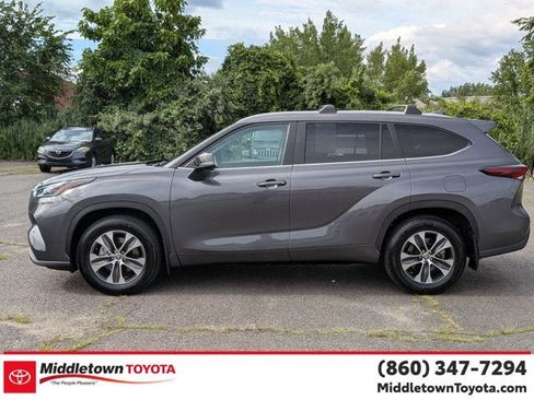 Used 2025 Toyota Highlander XLE AWD/4WD image 6