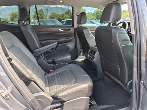 Used 2024 Volkswagen Atlas SEL AWD/4WD image 32