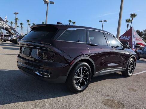 Used 2025 Lincoln Nautilus Premier AWD/4WD image 4
