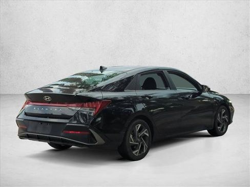 Used 2025 Hyundai Elantra SEL FWD image 5