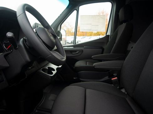 Used 2025 Mercedes-Benz Sprinter 2500 image 36