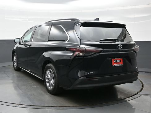 Used 2026 Toyota Sienna XLE FWD image 4